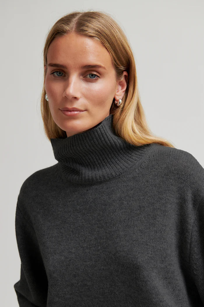 ALPHA KNIT T-NECK - GRÅ - SECOND FEMALE